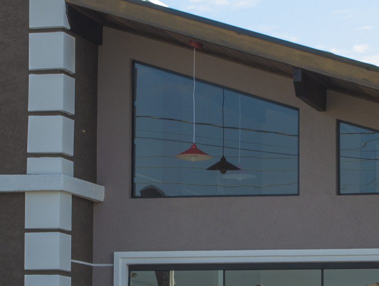 Detalhe da fachada comercial construída pela AJ Orbem, com esquadrias amplas